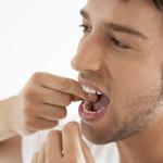 Mundhygiene mit Zahnzwischenraumbürstchen oder Zahnseide