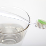 Mundhygiene mit weichen Zahnbürsten und Kunststoffborsten